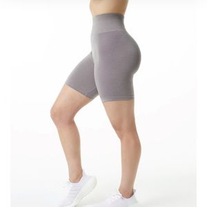 NWOT - Alphalete Amplify 7.5” shorts